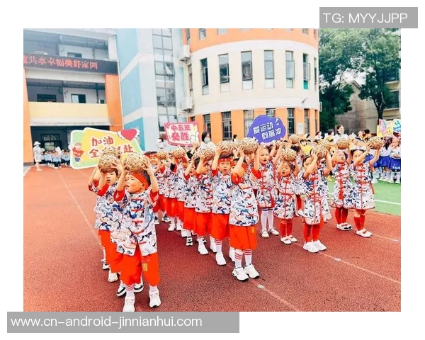 小学足球操表演精彩纷呈展现孩子们的活力与团队精神