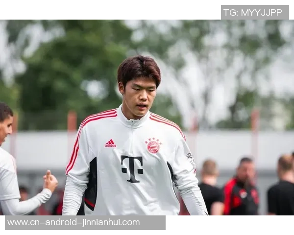 足球帅哥在比赛中意外被催眠竟然展现出惊人技巧引发全场惊叹